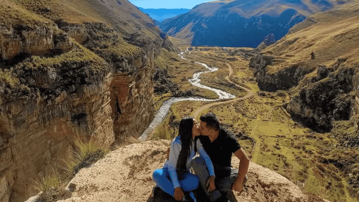 Excursión Cañón de Shutco y Laguna Cochapampa en bus nocturno desde Lima
