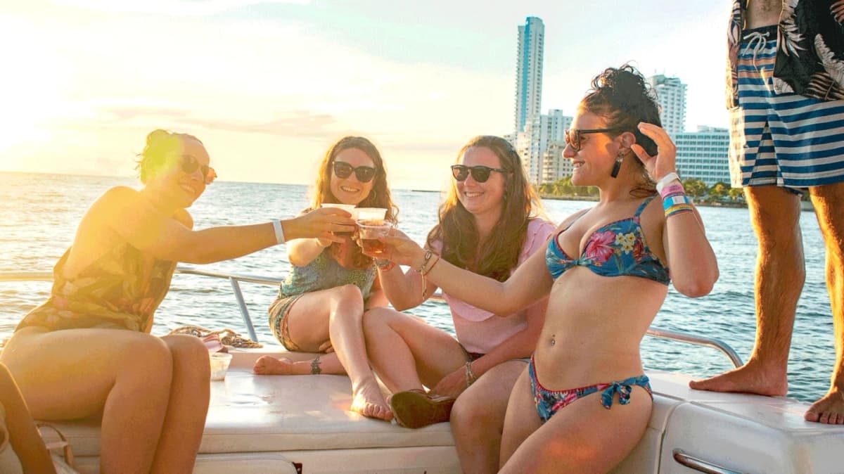 Fiesta en barco al atardecer por la bahía de Cartagena con entrada a discoteca