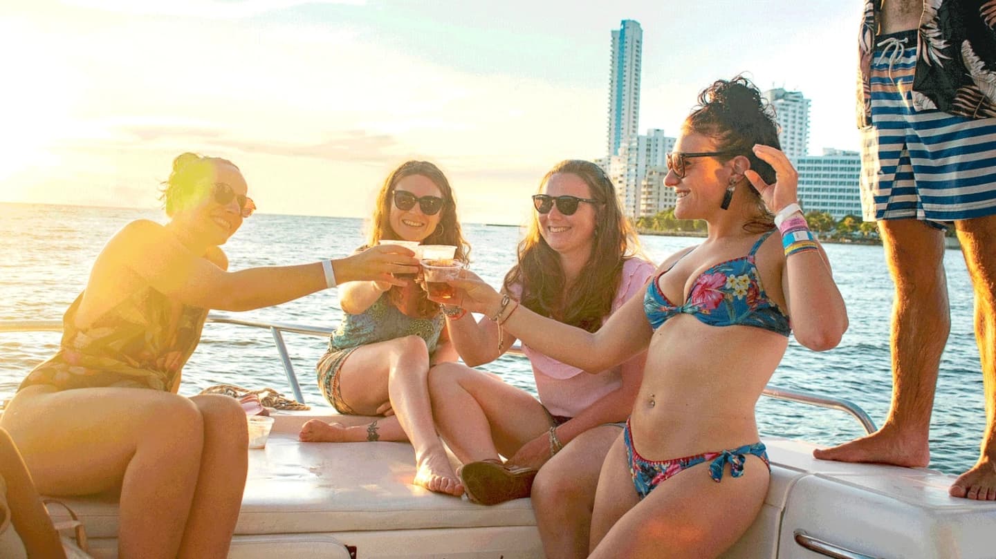 Fiesta en barco al atardecer por la bahía de Cartagena con entrada a discoteca