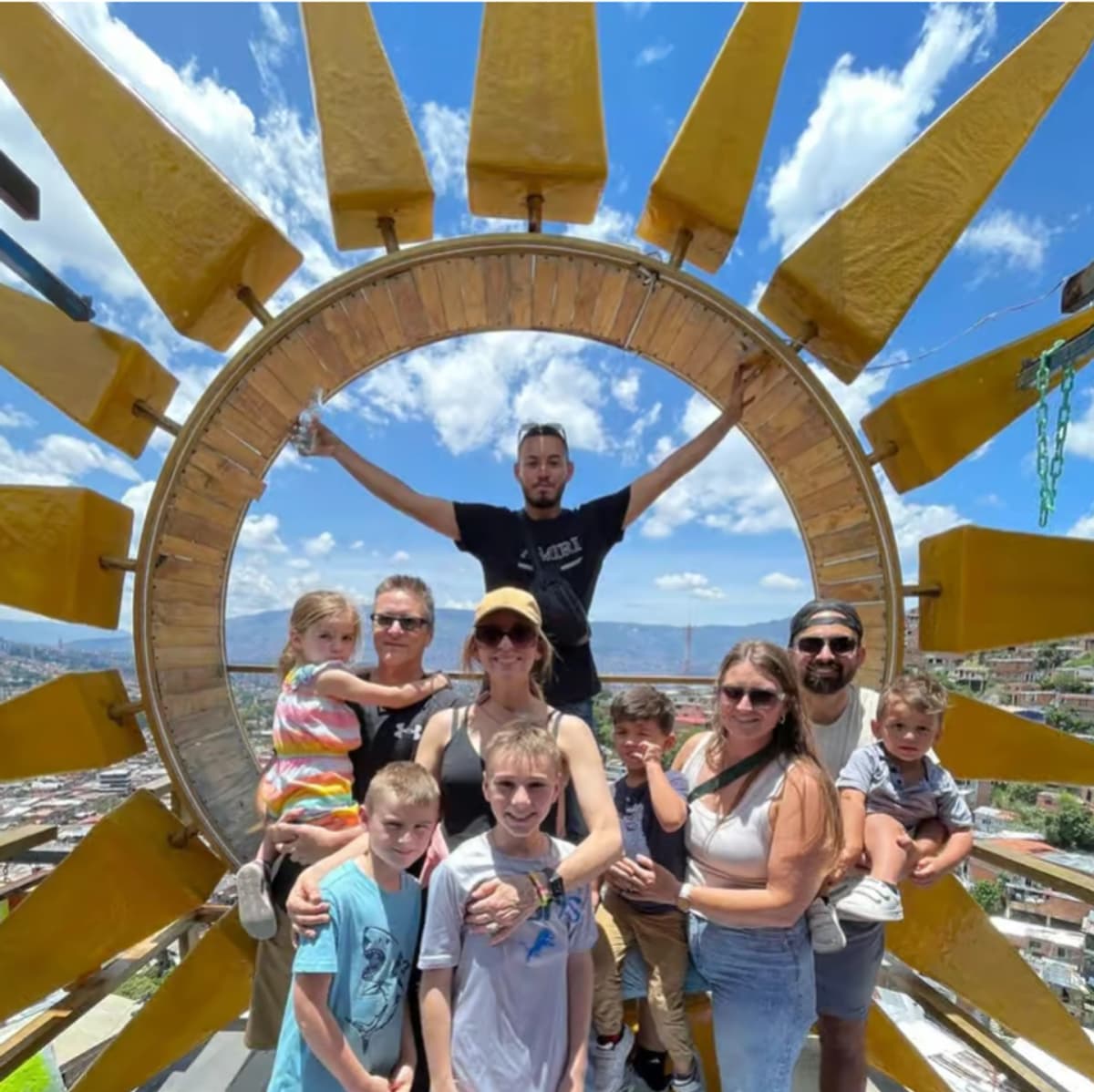 Tour por la Comuna 13 de Medellín con Viaje en Metrocable