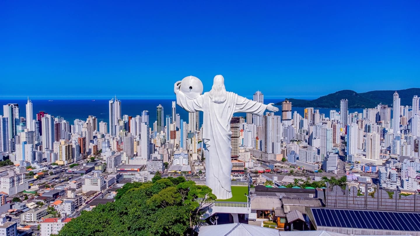 Night Tour in Balneário Camboriú with Dinner and Cristo Luz