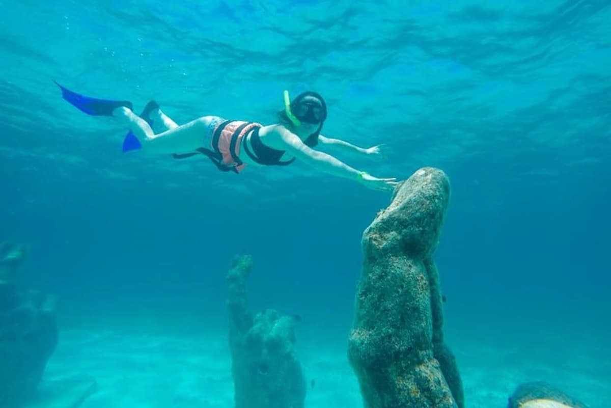 Crucero de Medio Día en Catamarán a Isla Mujeres desde Cancún