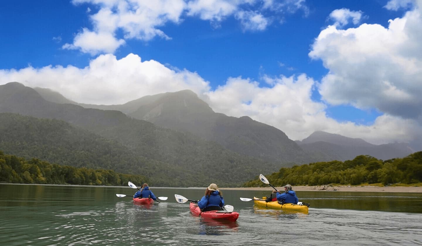 Navegación en Kayak por el Río Palena: Desde La Junta al Corazón de Aysén