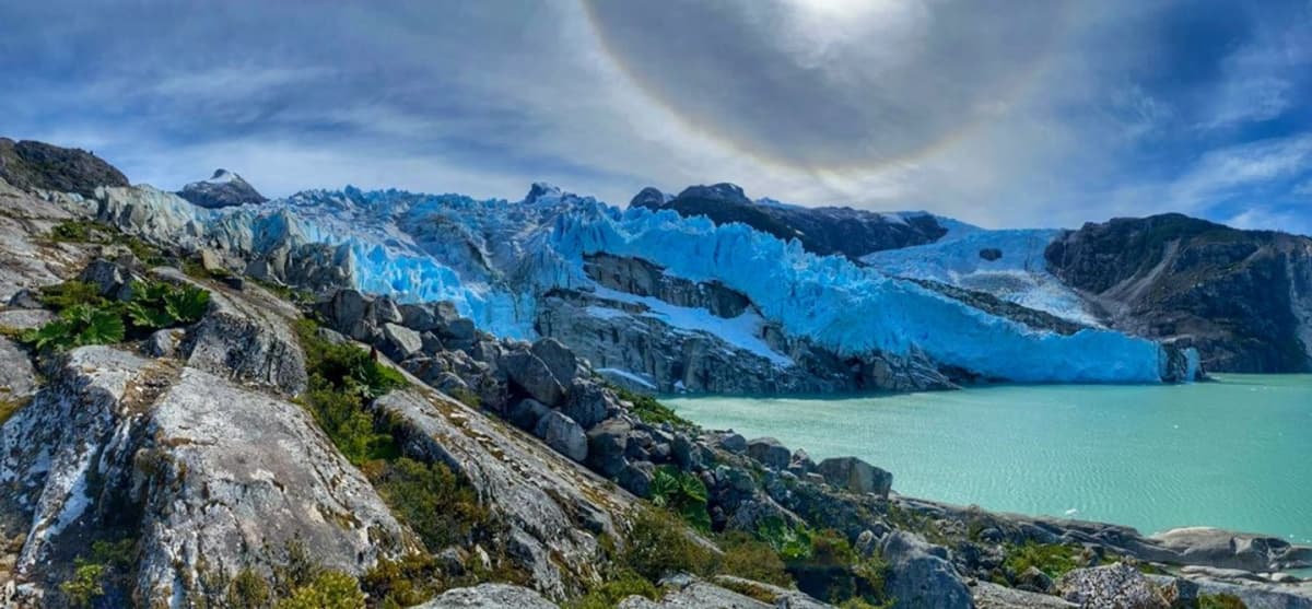 Trekking y navegación al Glaciar Leones en Aysén con brindis sobre hielo milenario