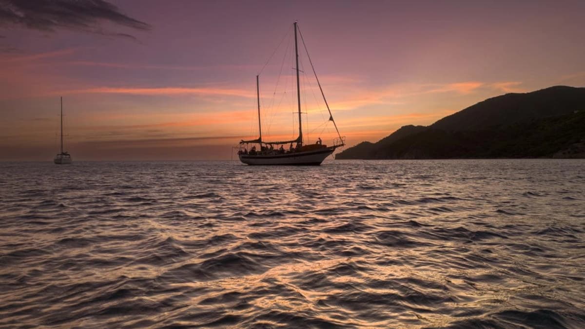 Pôr do Sol no Veleiro Sonata em Santa Marta com Visita a Taganga