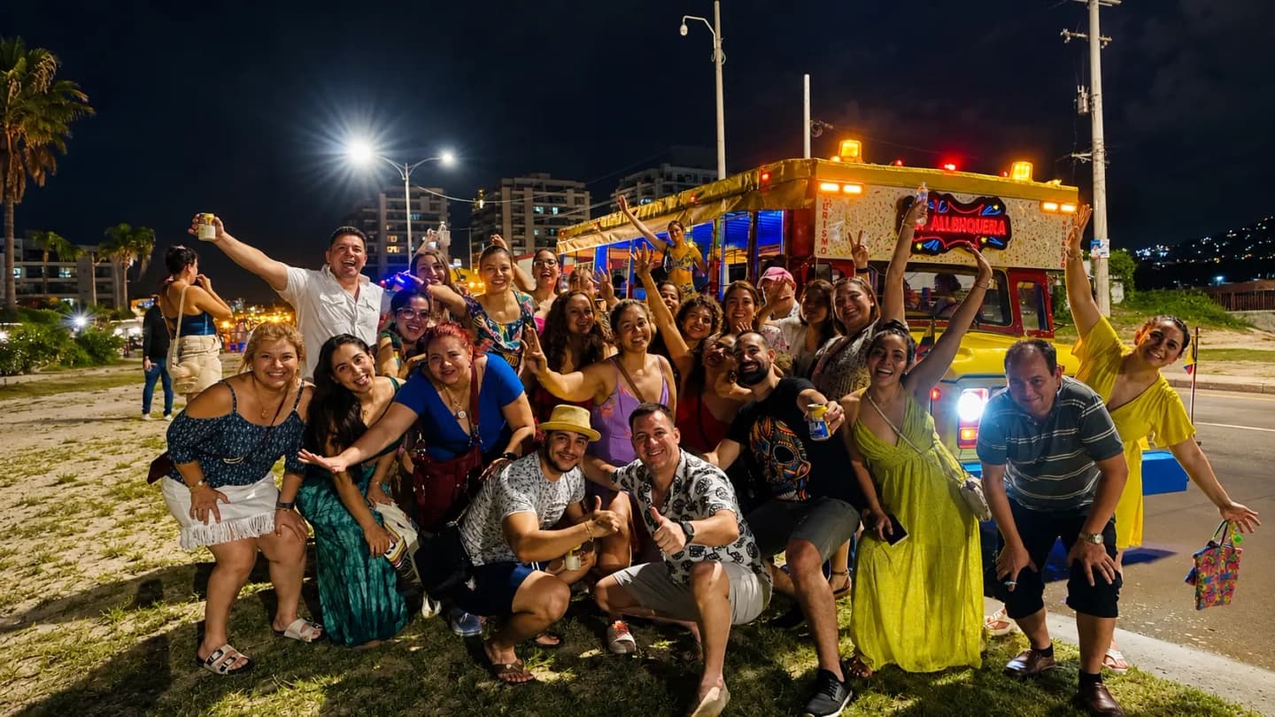 Chiva rumbera nocturna por Cartagena