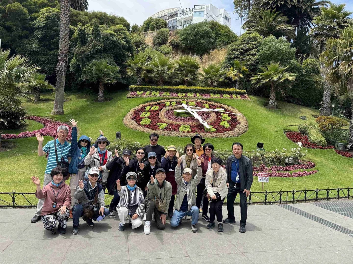 Art and Sea in a Day: Full Tour from Santiago to Valparaíso and Viña del Mar
