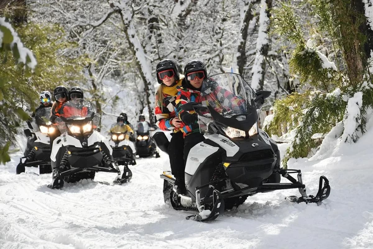 Travesía Nocturna en Moto de Nieve y Cena en La Cueva Cerro Catedral