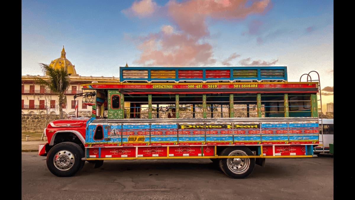 Chiva rumbera en Cartagena con tour por el centro y entrada a discoteca