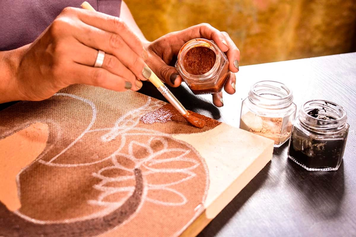 Taller de pintura con tierras de colores en Barichara