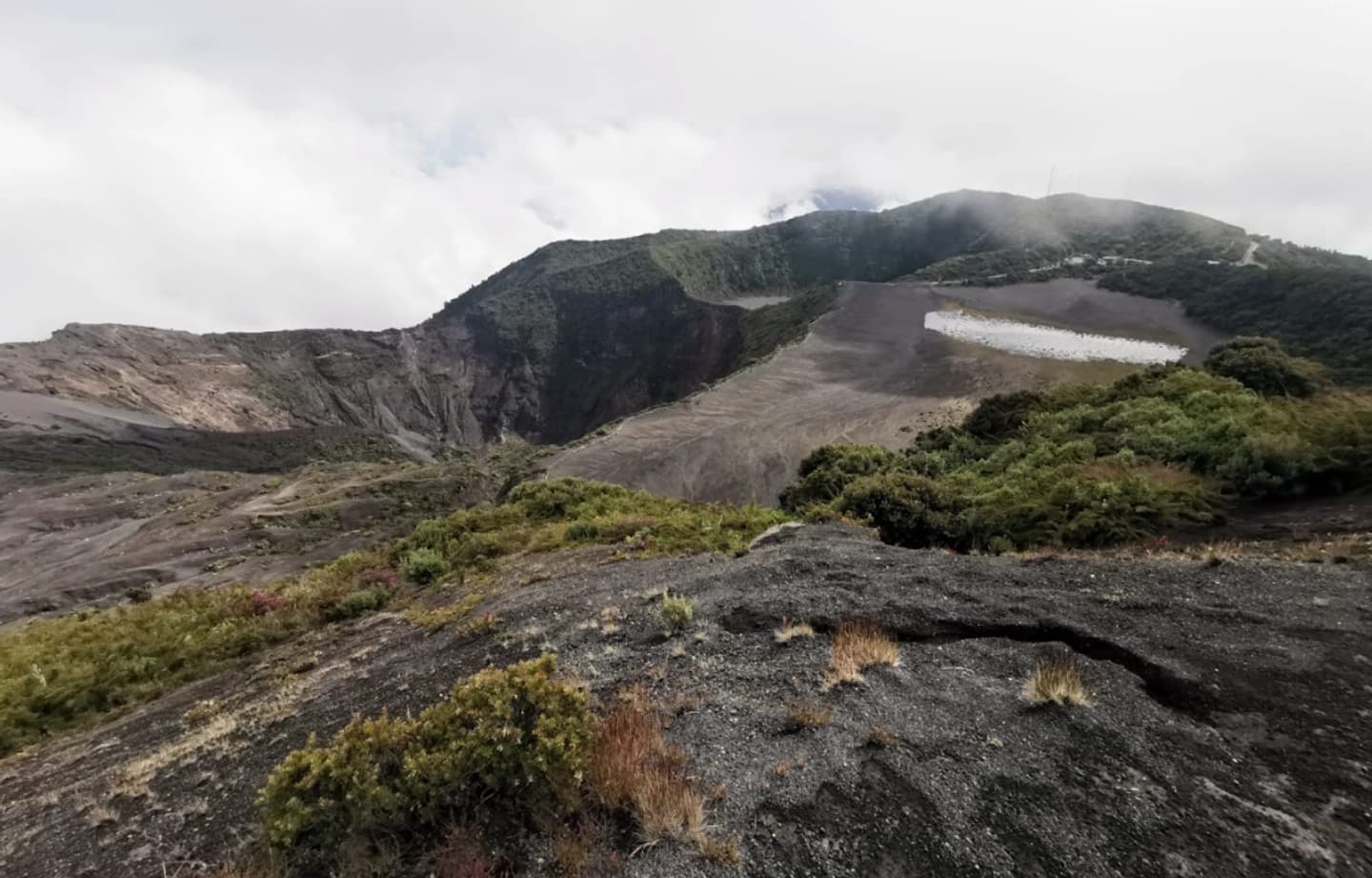 Tour de medio día al Volcán Irazú y Basílica de los Ángeles