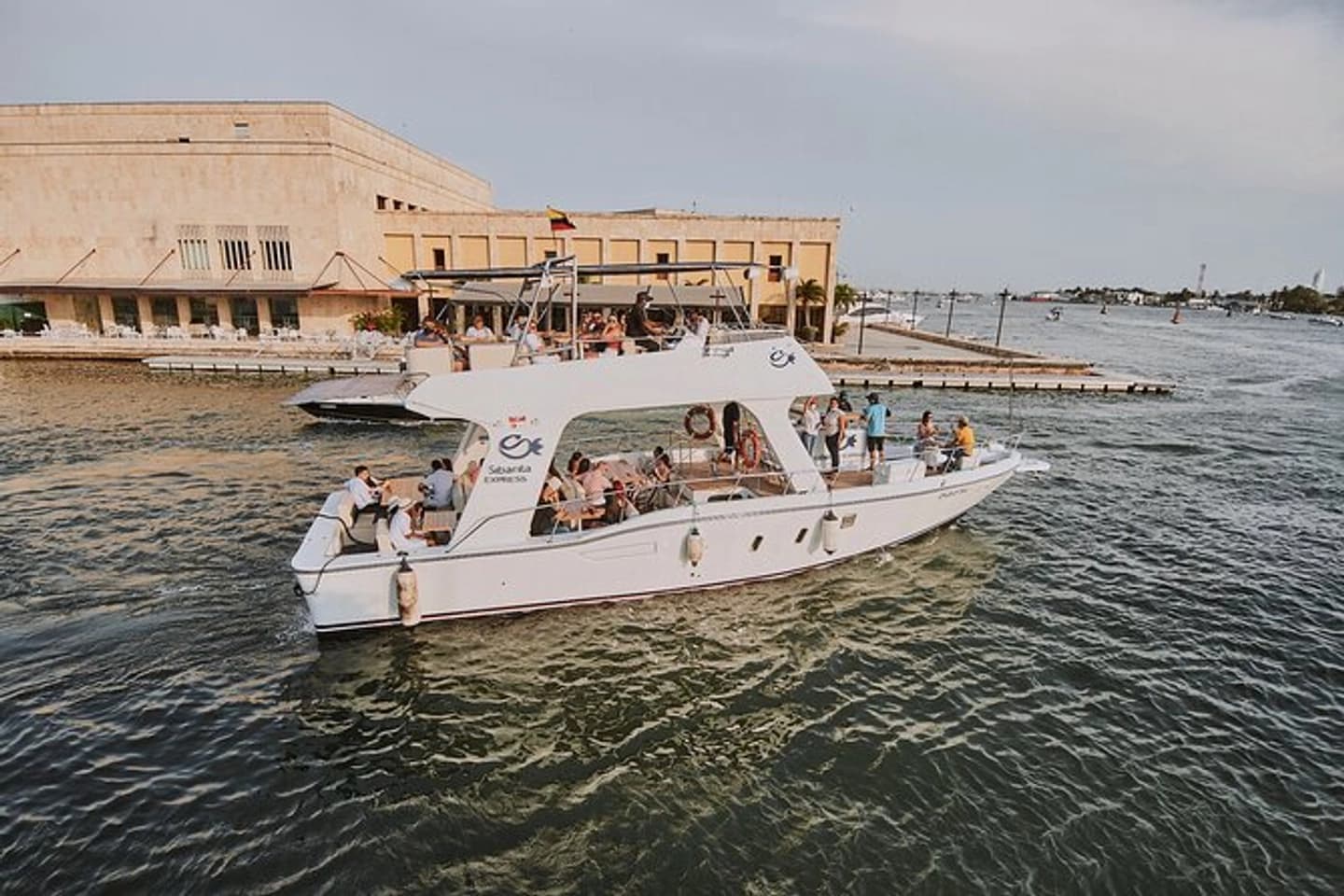 Tour Atardecer Rumbero por la bahia de Cartagena en yate Sibarita