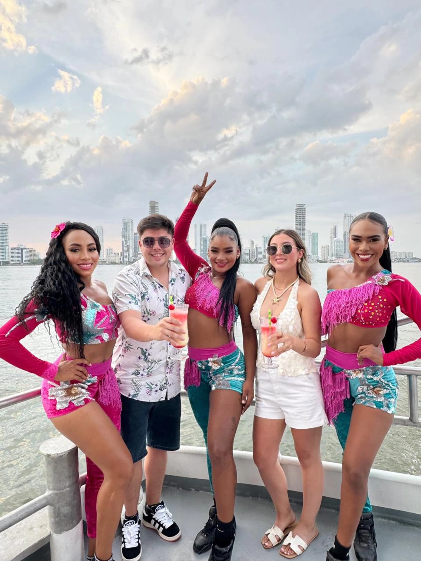 Navegação ao Entardecer pela Baía de Cartagena com Open Bar e Show de Dança