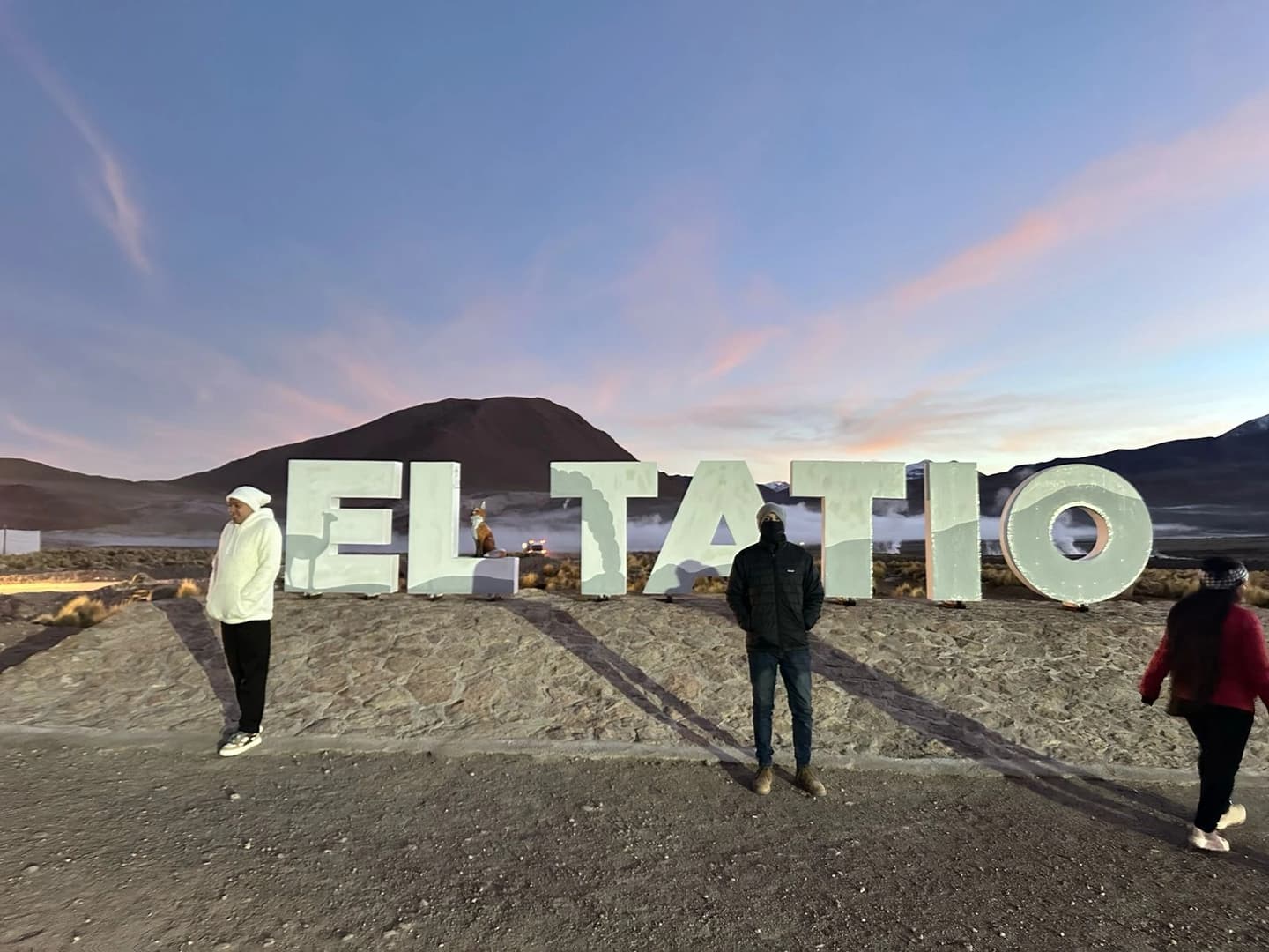 Amanecer en los Geysers del Tatio: Un viaje al corazón del altiplano chileno