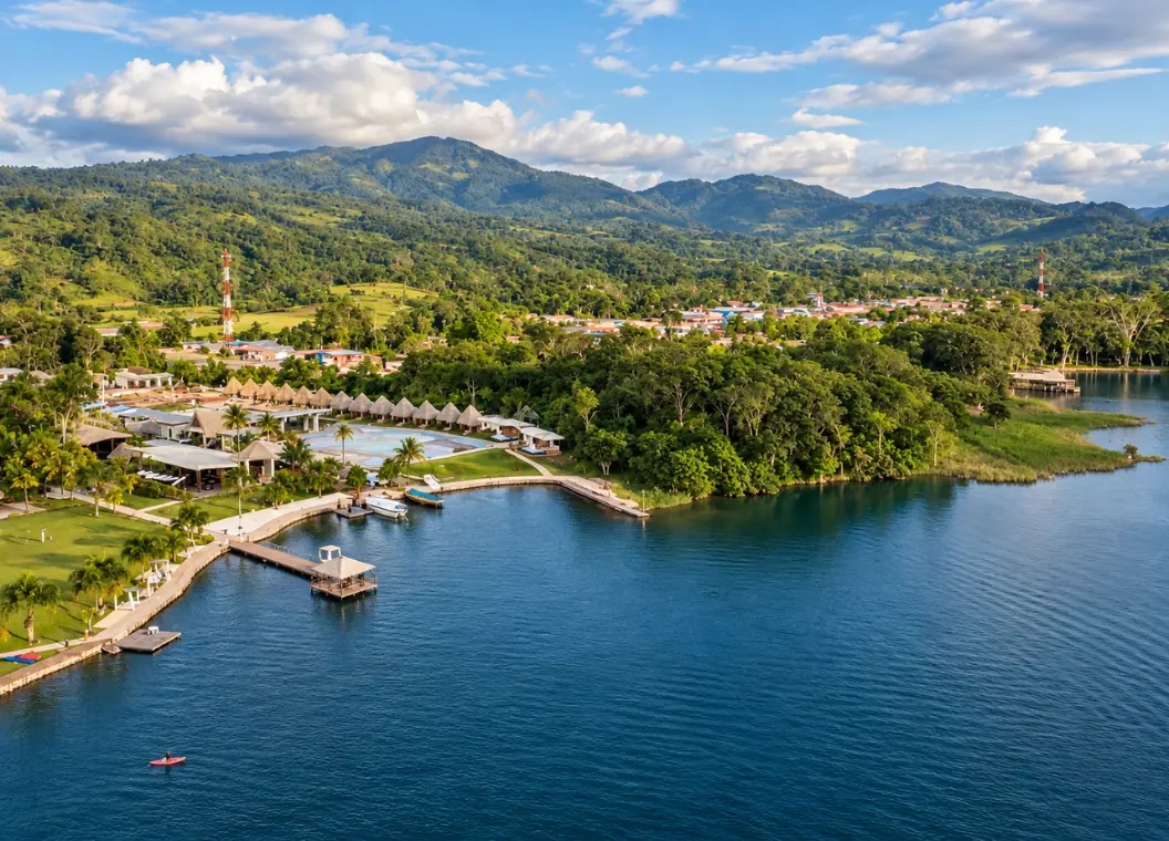 Sauce: Laguna Azul, aguas termales y aventura amazónica