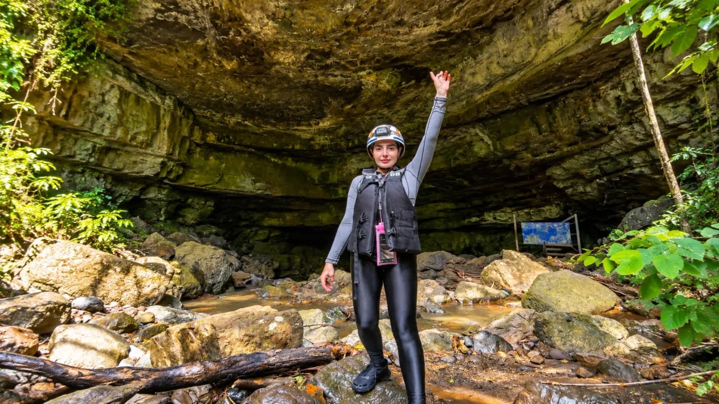 Espeleología en la Cueva del Indio con salto de 6 metros desde San Gil