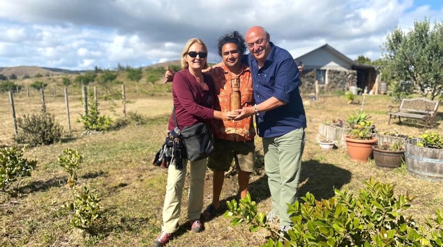 Demostración de arte rapanui y tallado de moai en Isla de Pascua
