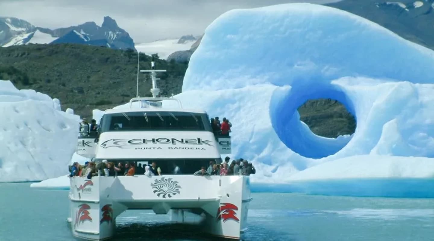 Navegação entre témpanos pelos glaciares Upsala e Spegazzini desde El Calafate